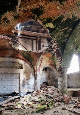 ıssız Ortaçağ kilise Bodrum