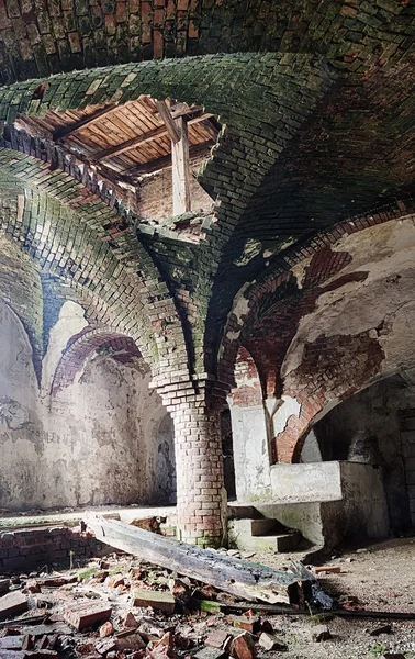 Opuszczony średniowiecznej piwnicy kościoła — Zdjęcie stockowe