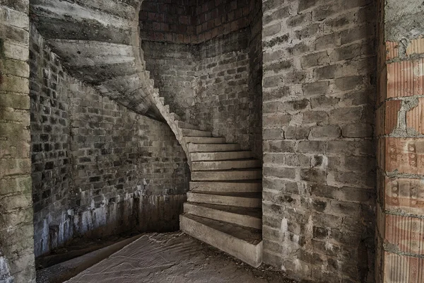 Круглая лестница с ступенями — стоковое фото