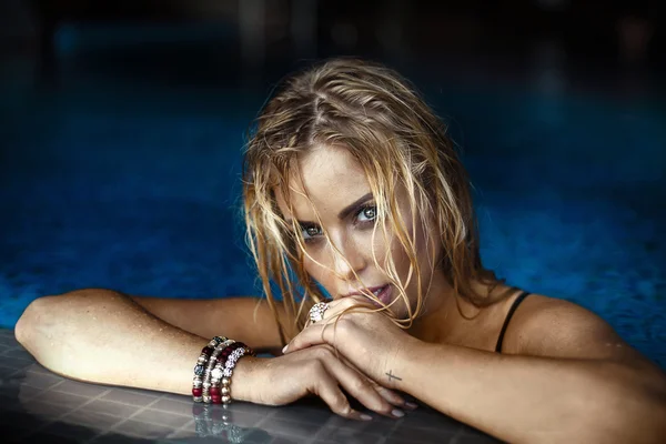 Sexy blonde meisje in zwembad. — Stockfoto