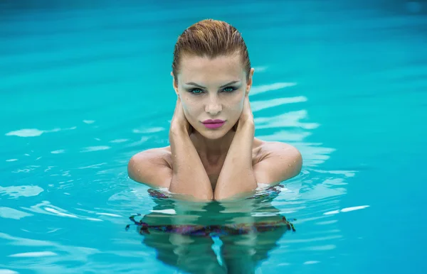 Schönheitsporträt eines Mädchens im Schwimmbad. — Stockfoto