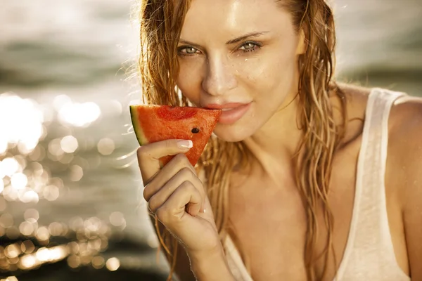Ung kvinna med vattenmelon. — Stockfoto