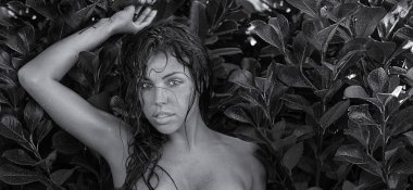 Doğal seksi kız çıplak poz.