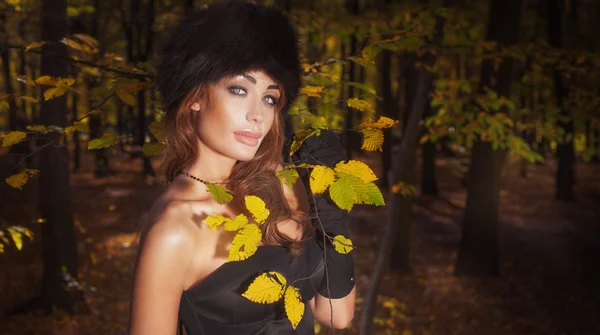 Elegant woman in autumn style. — Stock Photo, Image