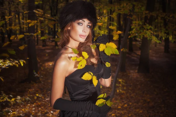 Elegant woman in autumn style. — Stock Photo, Image