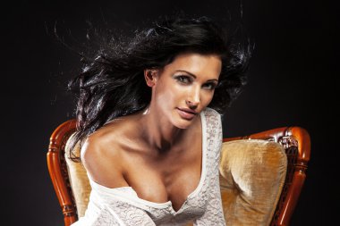 Poz üzgün sarışın kadın