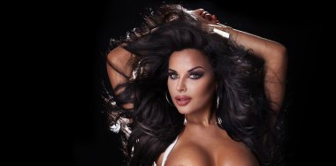 Kameraya bakarak esmer kadın portresi.