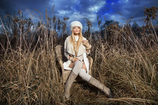 Attractive blonde woman outdoor — Stock Photo, Image