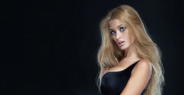 Vacker blond ung flicka — Stockfoto