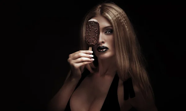 Sexy girl with ice cream. — Stock Photo, Image