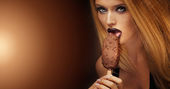 sexy Frau leckt Schokoladeneis.