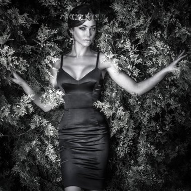 Zarif elbise açık poz içinde şehvetli kadın.