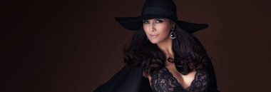 Siyah şapkalı şık kadın