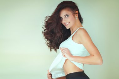 Gülümseyen genç kadın