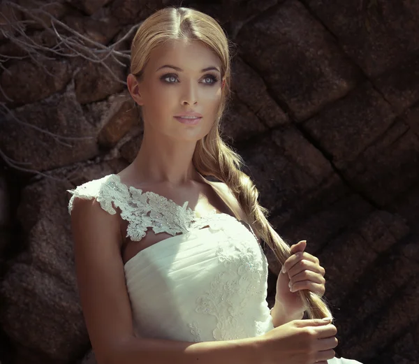 Schöne blonde Mädchen im Hochzeitskleid. — Stockfoto