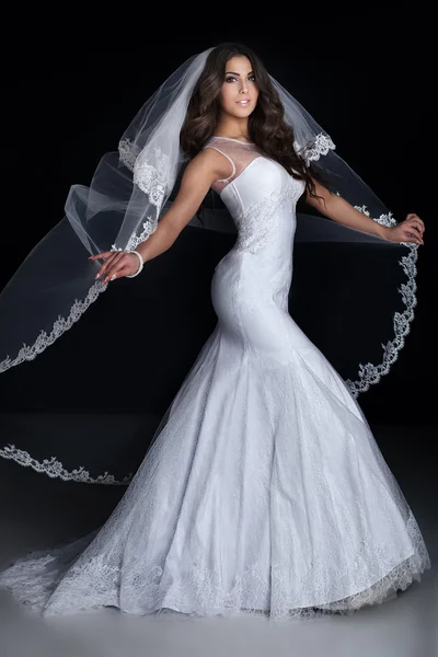 Krásná žena ve svatebních šatech. — Stock fotografie