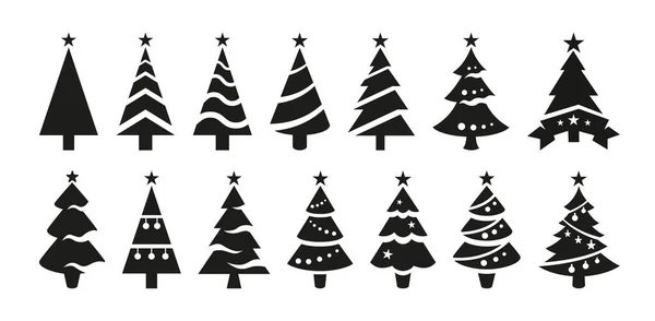 Beyaz arka planda izole edilmiş siyah Noel ağaçlarının simgeleri. Tepesinde yıldızlar olan siyah noel ağaçları siluetleri..