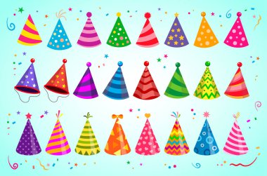 Kutlama için parti şapkaları ya da farklı renkte doğum günü şapkaları. Mavi arka planda izole edilmiş farklı tarzlarda büyük renkli doğum günü şapkaları..