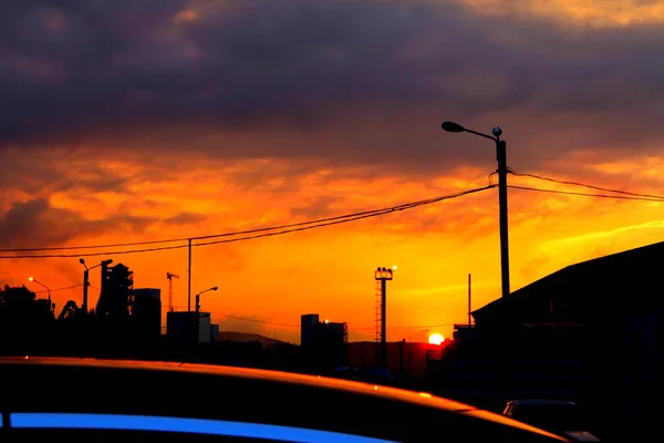 Оранжевое Солнце Отражается Крыше Автомобиля — стоковое фото