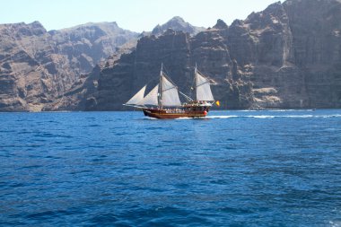 Eski ahşap beyaz yelkenli gemi