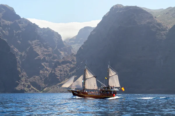 Vieux bateau en bois avec voiles blanches — Photo