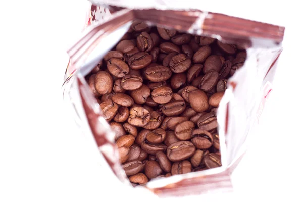 Granos de café en paquete de bolsa de papel de aluminio abierto — Foto de Stock