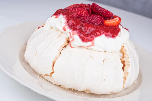 Pavlova gâteau à la fraise — Photo