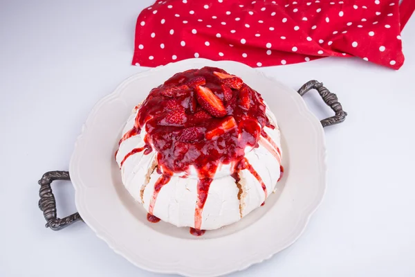 Pavlova gâteau à la fraise — Photo