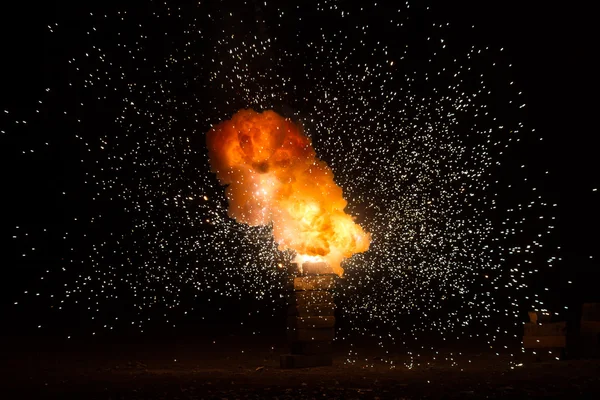 Realistiska eldig explosion busting över en svart bakgrund — Stockfoto