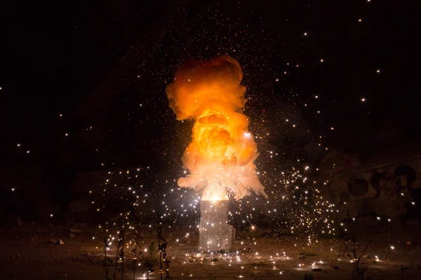 Реалістичний вогненний вибух на чорному тлі — стокове фото