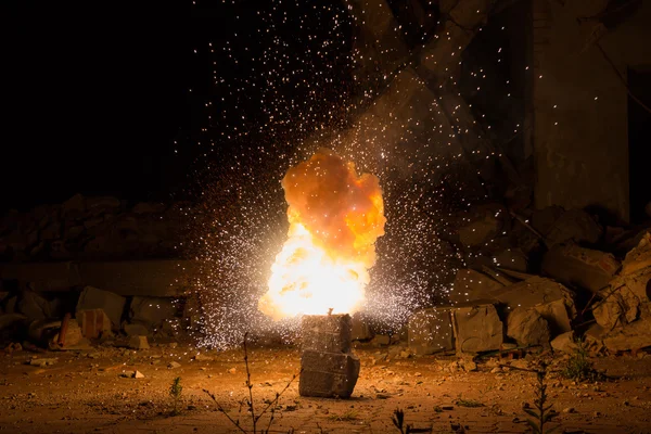 Realistické ohnivé explozi mlátit na černém pozadí — Stock fotografie