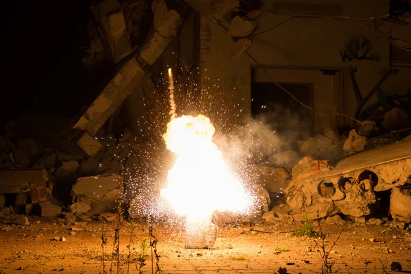 Realista explosão ardente rebentando sobre um fundo preto — Fotografia de Stock