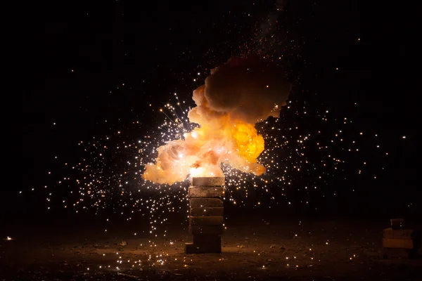 Realista explosão ardente rebentando sobre um fundo preto — Fotografia de Stock