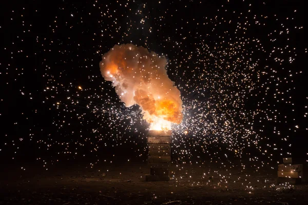 Realistiska eldig explosion busting över en svart bakgrund — Stockfoto