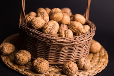 Ceviz siyah bir arka plan ile sepet