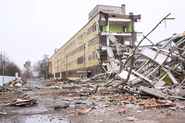 Demolice staré tovární budovy — Stock fotografie