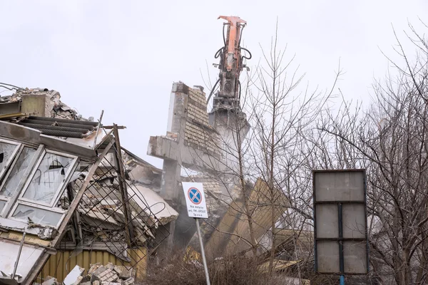 Demolice staré tovární budovy — Stock fotografie