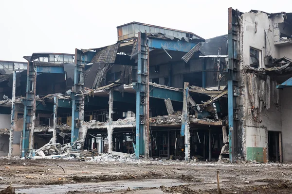 Demolice staré tovární budovy — Stock fotografie