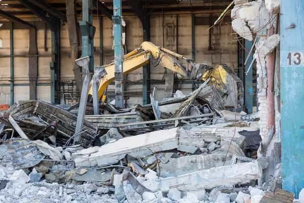 Demolição do antigo edifício da fábrica — Fotografia de Stock
