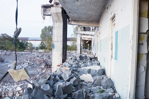 Abriss des alten Fabrikgebäudes — Stockfoto