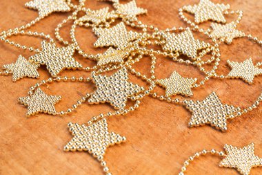 Ahşap bir zemin üzerine altın yıldız