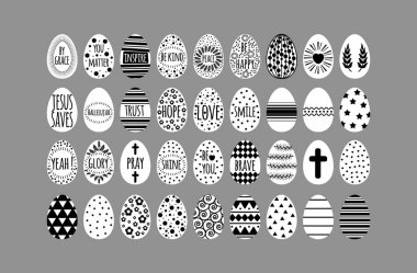 Siyah geometri desenli ve farklı yazıtlı paskalya yumurtaları koleksiyonu.