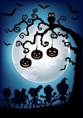 Siluet giyen Halloween kılık Halloween arka plan ile mutlu çocuklar