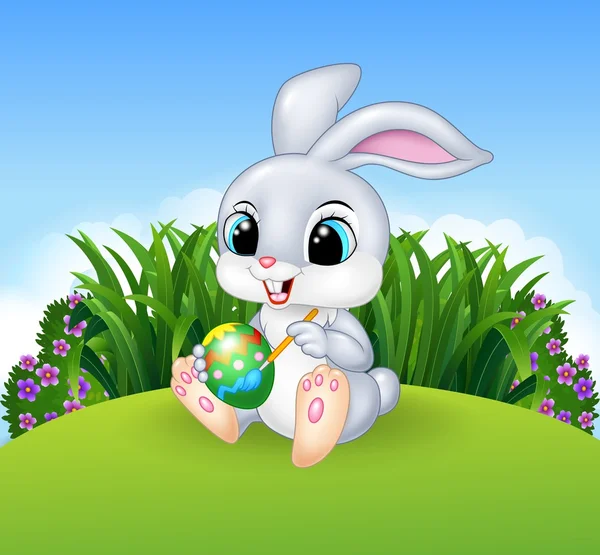 Cartoon Easter Bunny pintando um ovo na selva — Vetor de Stock