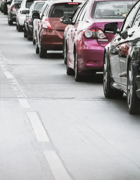 糟糕的交通道路的汽车队列 — 图库照片