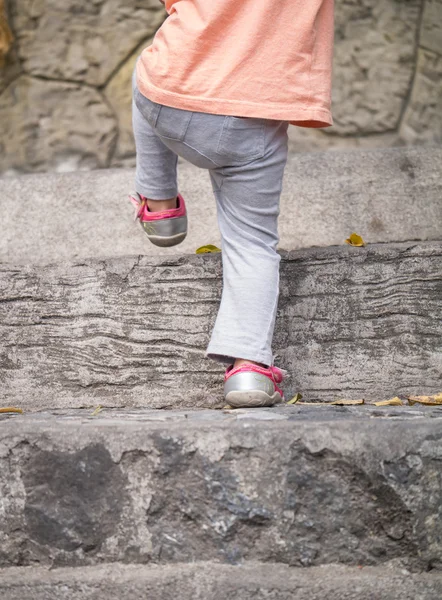 Bebé sube escaleras — Foto de Stock