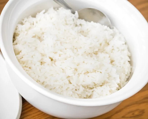 Arroz cozido no vapor branco em tigela de cerâmica branca — Fotografia de Stock