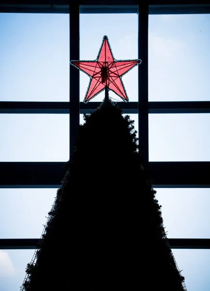 Estrella roja en la cima del árbol de Navidad — Foto de Stock