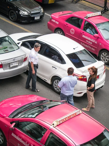 Pessoas discutindo sobre o acidente de carro no meio da estrada — Fotografia de Stock