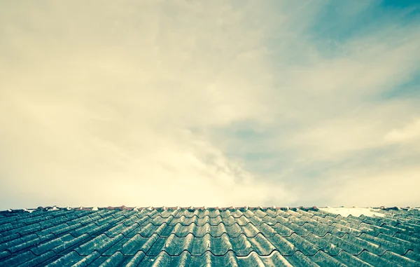 Céu nublado sobre as telhas do telhado de amianto — Fotografia de Stock